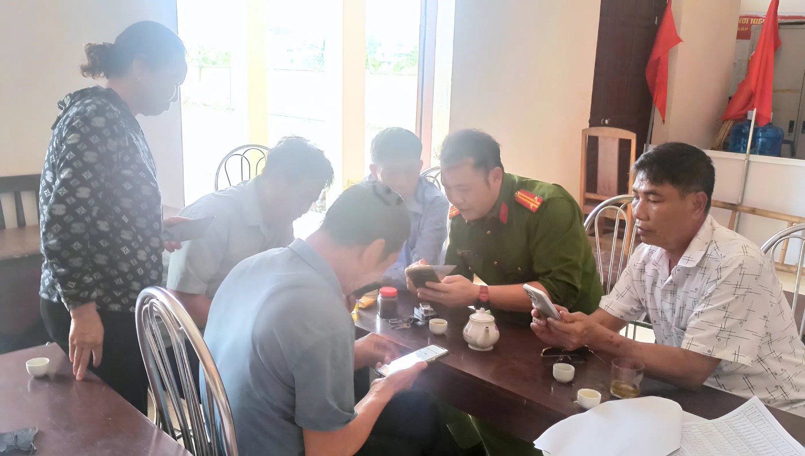 Công an phường Lưu Kiếm triển khai cao điểm cấp căn cước, định danh điện tử mức 2 cho học sinh và tích hợp sổ sức khỏe điện tử cho Nhân dân